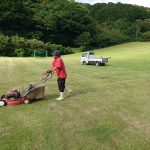 男女岳ダムの芝刈り